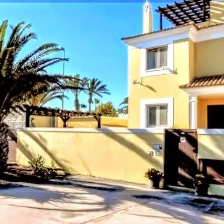 Villa Serene Oasis: Private Pool With Hot Tub And Modern Comforts