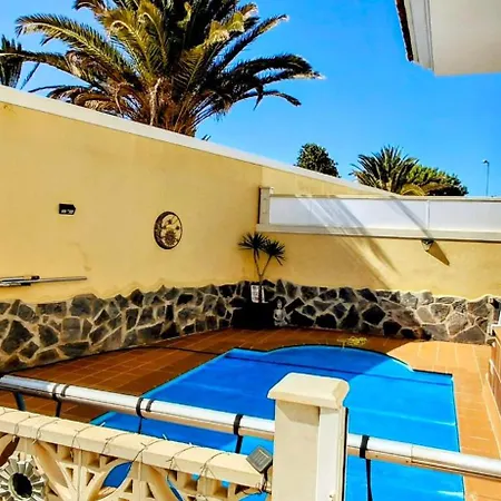 Serene Oasis: Private Pool With Hot Tub And Modern Comforts Corralejo