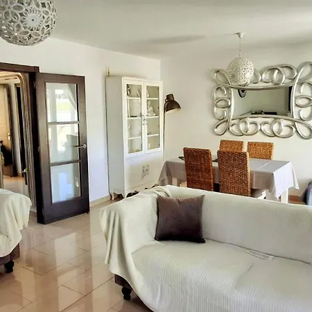Serene Oasis: Private Pool With Hot Tub And Modern Comforts Villa *