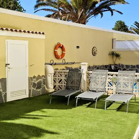 Serene Oasis: Private Pool With Hot Tub And Modern Comforts Villa Corralejo