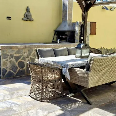 Serene Oasis: Private Pool With Hot Tub And Modern Comforts *