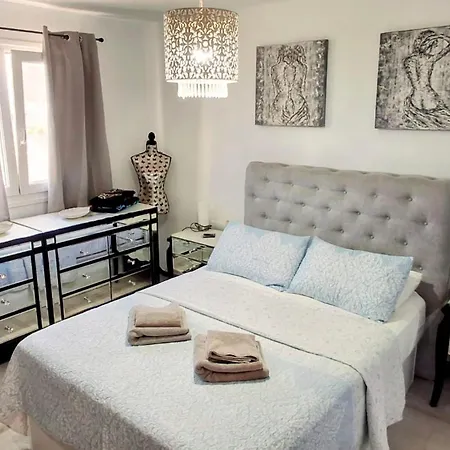 Villa Serene Oasis: Private Pool With Hot Tub And Modern Comforts