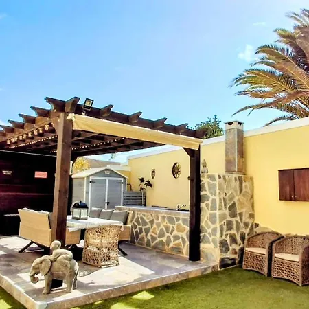 Villa Serene Oasis: Private Pool With Hot Tub And Modern Comforts *