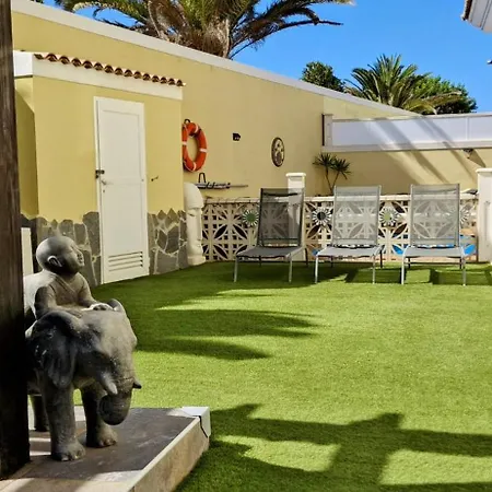 Serene Oasis: Private Pool With Hot Tub And Modern Comforts Villa Corralejo