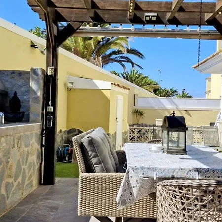 Villa Serene Oasis: Private Pool With Hot Tub And Modern Comforts Corralejo
