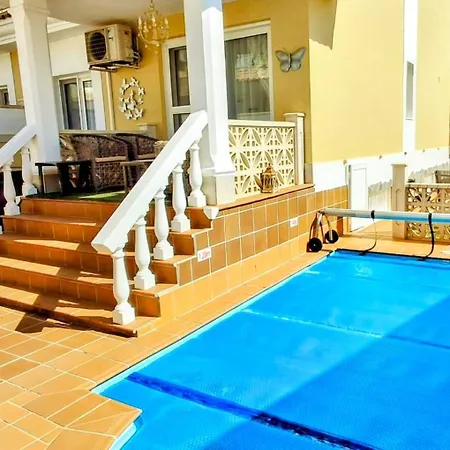 Serene Oasis: Private Pool With Hot Tub And Modern Comforts Corralejo