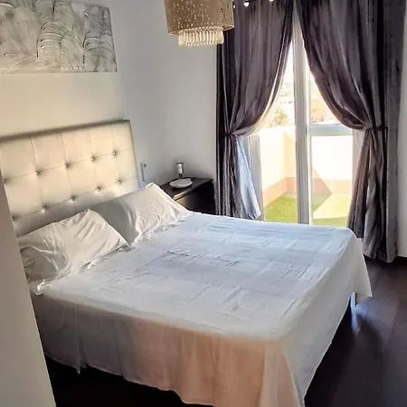 Serene Oasis: Private Pool With Hot Tub And Modern Comforts * Corralejo