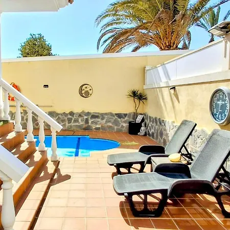Serene Oasis: Private Pool With Hot Tub And Modern Comforts Villa *