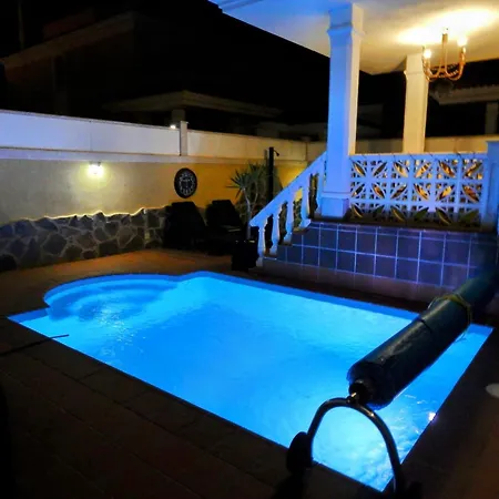 Serene Oasis: Private Pool With Hot Tub And Modern Comforts Corralejo