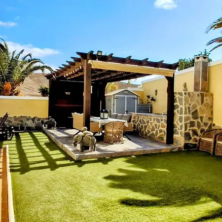 Serene Oasis: Private Pool With Hot Tub And Modern Comforts Villa