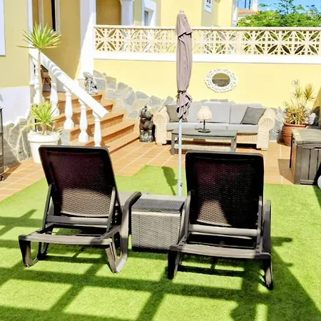 Serene Oasis: Private Pool With Hot Tub And Modern Comforts Villa *
