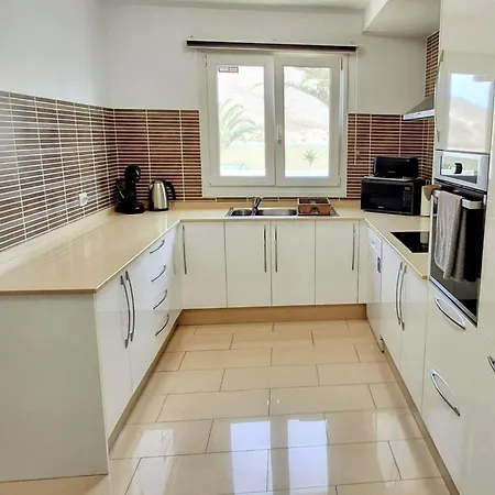 Villa Serene Oasis: Private Pool With Hot Tub And Modern Comforts Corralejo